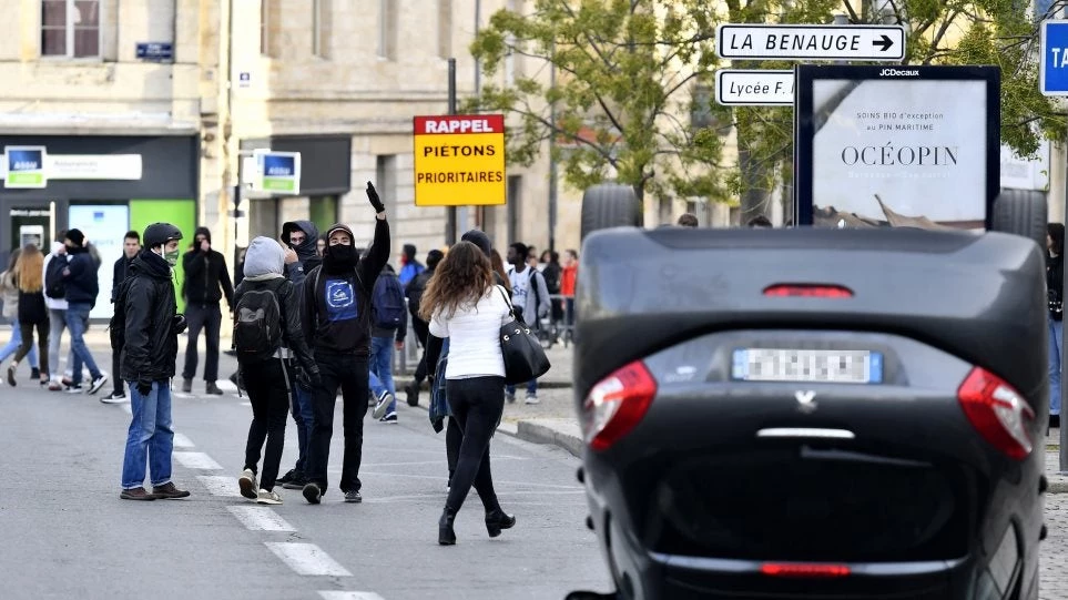 Γαλλία: Στο πλευρό των «Κίτρινων Γιλέκων» τα λύκεια – Κουκουλοφόροι εκτοξεύουν μολότοφ – Δύο μαθητές τραυματίες